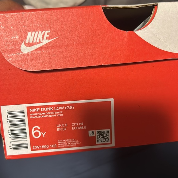 Size 6 Nike green Michigan dunks worn once great condition! - Picture 6 of 6